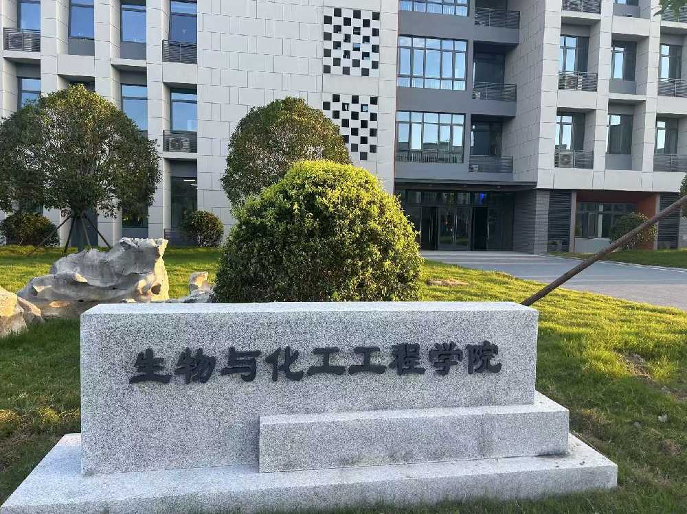 龙里县扬州职业大学体育场高杆灯项目